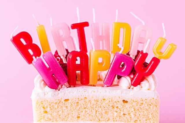 誕生日をケーキとロウソクで祝うのはなぜ 年齢の数立てる謎 誕生日ケーキに関するトリビア 5w1h