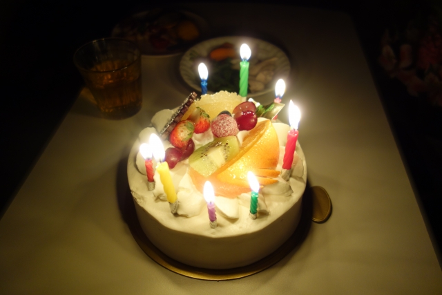 誕生日をケーキとロウソクで祝うのはなぜ 年齢の数立てる謎 誕生日ケーキに関するトリビア 5w1h